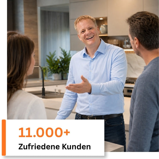 André Eichler, technischer Fachplaner und Inhaber von Nordsee-Küchen GmbH, berät ein Kundenpaar in einer modern gestalteten Küche. Im Vordergrund steht ein Textfeld mit der Aussage "11.000+ Zufriedene Kunden".