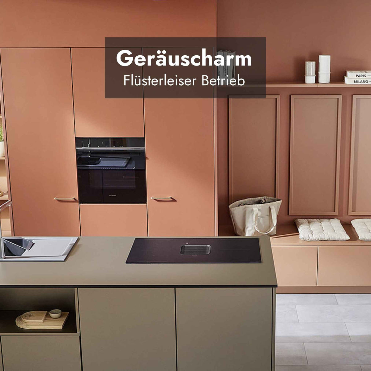 Berbel Downline Kochfeld mit integriertem Abzug in moderner Küche mit Hinweis auf geräuscharmen und flüsterleisen Betrieb.