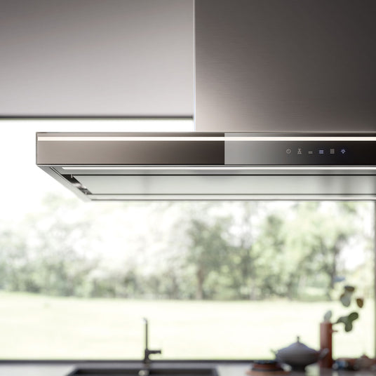 Detailansicht der Falmec Lumina NRS Dunstabzugshaube aus Edelstahl mit Touchcontrol-Bedienfeld und integrierter Beleuchtung.