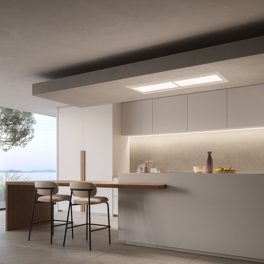 Falmec Nuvola LED Deckenlüfter 140 cm flächenbündig über einer Kochinsel in einer modernen offenen Küche.