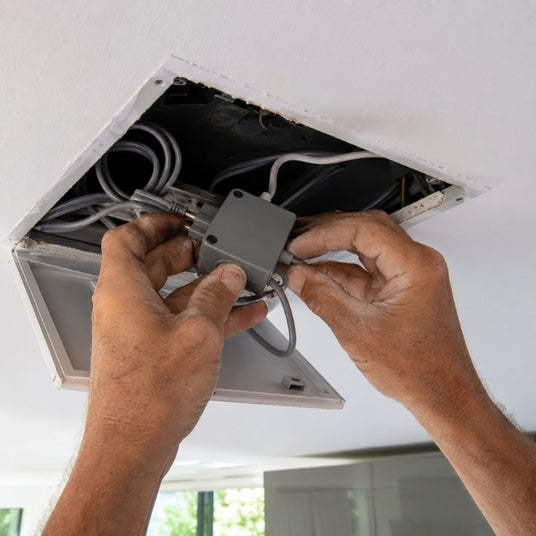Deckenlüfter Montage: Verkabelung und Elektroanschluss
Professioneller elektrischer Anschluss eines Deckenlüfters in der Küchendecke während der Montage
