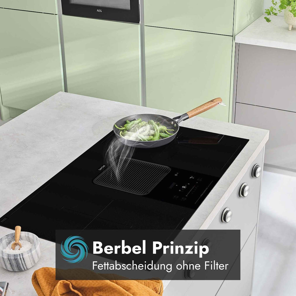Berbel Downline Advance Kochfeld mit integriertem Abzug und sichtbarer Dunsterfassung, mit Hinweis auf das Berbel Prinzip zur Fettabscheidung ohne Fettfilter.
