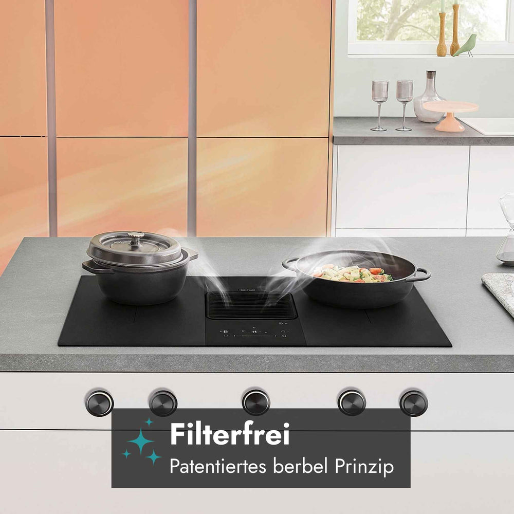 Berbel Downline Performance Kochfeld mit integriertem Abzug und sichtbarer Dunsterfassung, mit Hinweis auf das patentierte filterfreie Berbel Prinzip.