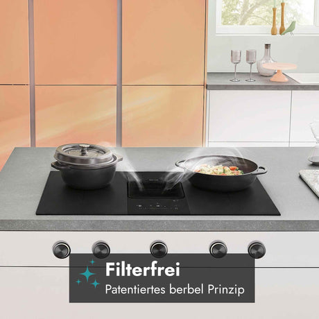 Berbel Downline Performance Kochfeld mit integriertem Abzug und sichtbarer Dunsterfassung, mit Hinweis auf das patentierte filterfreie Berbel Prinzip.