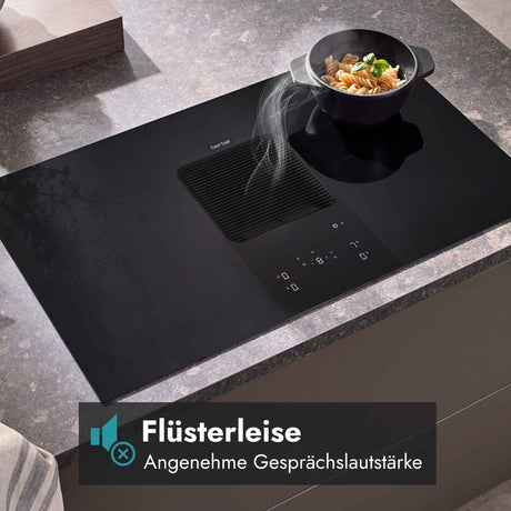 Berbel Downline Performance Kochfeld mit integriertem Abzug und sichtbarer Dunsterfassung, mit Hinweis auf flüsterleisen Betrieb bei angenehmer Gesprächslautstärke.