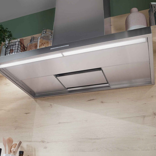 Detailansicht der Unterseite der Berbel Smartline BWH ST Wandhaube mit Fettauffangbereich und heller integrierter LED-Beleuchtung.