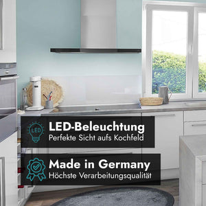 Berbel Wandhaube Glassline BWH GL in heller Küche mit LED-Kochfeldbeleuchtung und Hinweis auf Made in Germany sowie hohe Verarbeitungsqualität.
