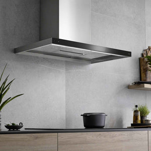 Berbel Wandhaube Glassline BWH GL in Schwarz über einem Kochfeld in moderner Küche mit grauer Steinoptik und integrierter LED-Beleuchtung.