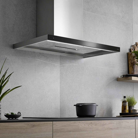 Berbel Wandhaube Glassline BWH GL in Schwarz über einem Kochfeld mit integriertem LED-Lichtband in moderner Küche mit grauer Wandgestaltung.