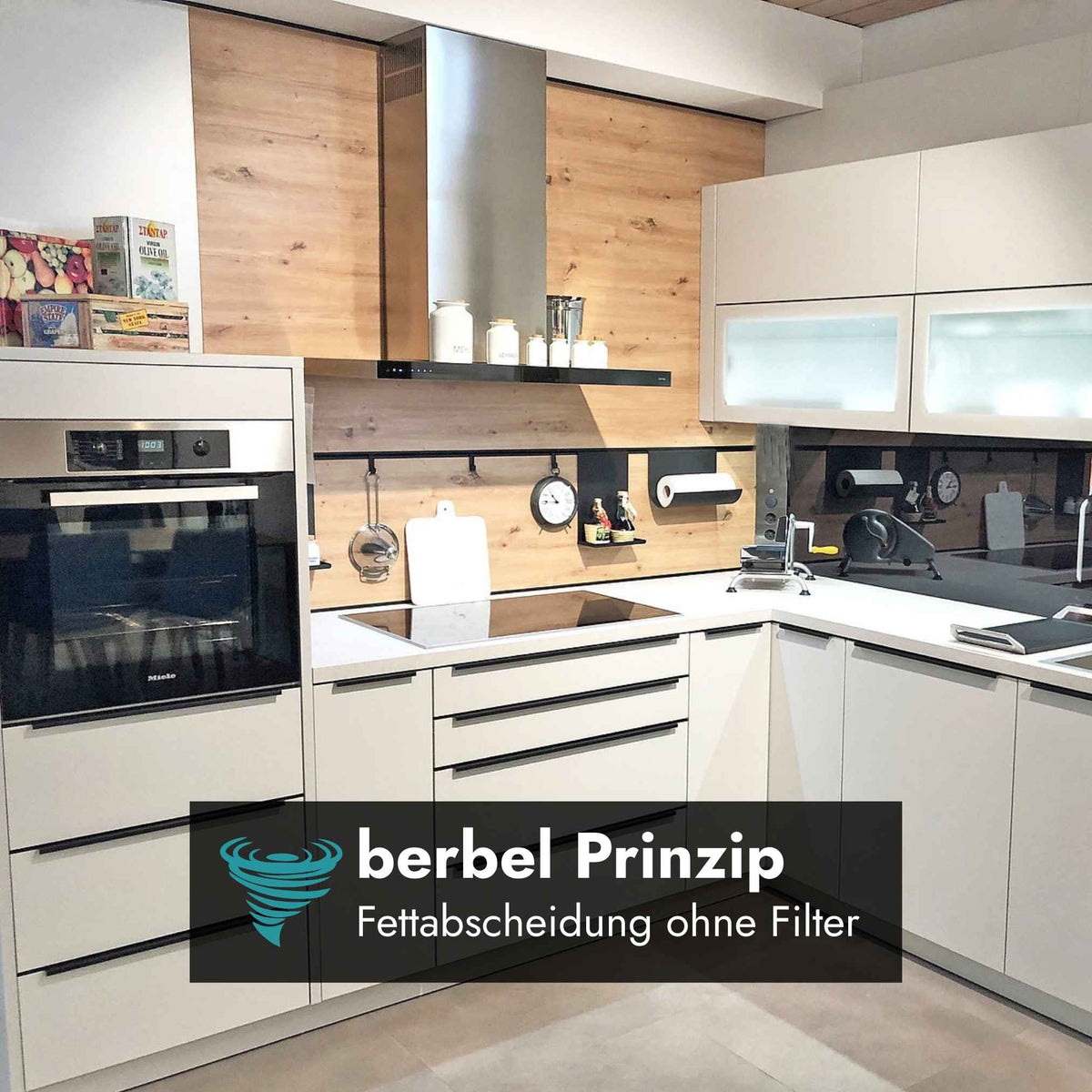 Berbel Wandhaube Glassline BWH GL in moderner Küche mit Hinweis auf das Berbel Prinzip und die filterlose Fettabscheidung.