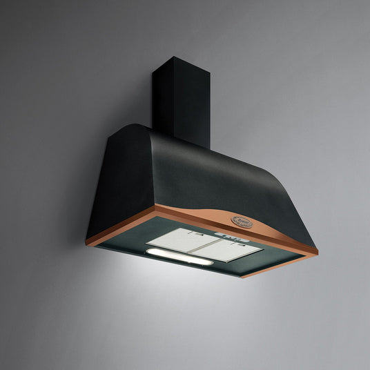 Die Falmec Ginevra Wandhaube Boston in mattschwarz mit Akzenten in Kupferoptik und integrierter Beleuchtung freigestellt vor grauem Hintergrund.