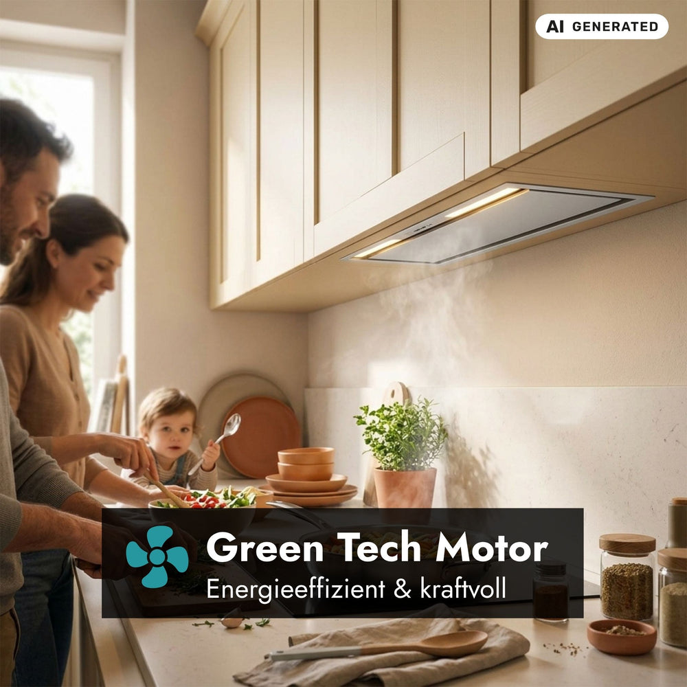 Einbauansicht des Falmec Lüfterbausteins Plus Green Tech, bündig integriert in duEinbauansicht des Falmec Lüfterbausteins Plus Green Tech, bündig integriert in beige Oberschränke einer hellen, modernen Wohnküche. Über einem Induktionskochfeld saugt die Dunstabzugshaube Dampf ab. Im Vordergrund und Hintergrnkelblaue Oberschränke einer modernen Küche mit heller Marmorarbeitsplatte und Rückwand. Die Dunstabzugshaube ist mit warmweißer LED-Beleuchtung ausgestattet und über einem Induktionskochfeld positioniert.