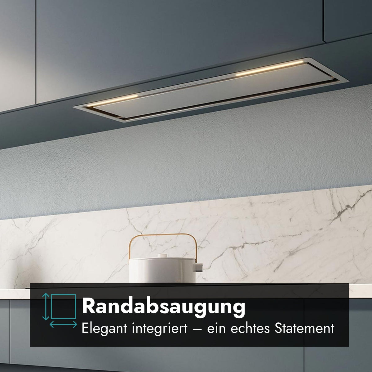 Nahaufnahme des Falmec Lüfterbausteins Plus Green Tech, bündig integriert in dunkelgraue Oberschränke. Die Dunstabzugshaube verfügt über eine helle LED-Beleuchtung und ist über einem Induktionskochfeld mit einem weißen Topf positioniert. Unten rechts befindet sich ein Grafik-Overlay mit dem Text "Randabsaugung" und dem Untertitel "Elegant integriert – ein echtes Statement" sowie einem stilisierten blauen Symbol für den Luftstrom. Die Kanten der Absaugfläche sind deutlich sichtbar.