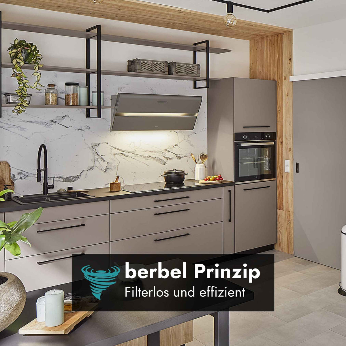 Berbel Kopffreihaube Smartline BKH ST in moderner Küche mit Hinweis auf das filterlose und effiziente berbel Prinzip.