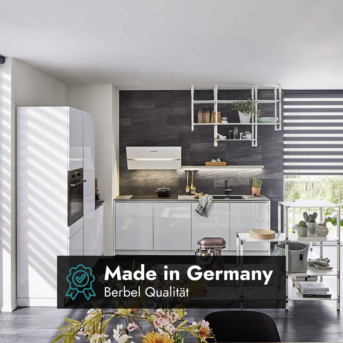 Berbel Kopffreihaube Smartline BKH ST in Weiß in moderner Küche mit Hinweis auf Made in Germany und Berbel Qualität.