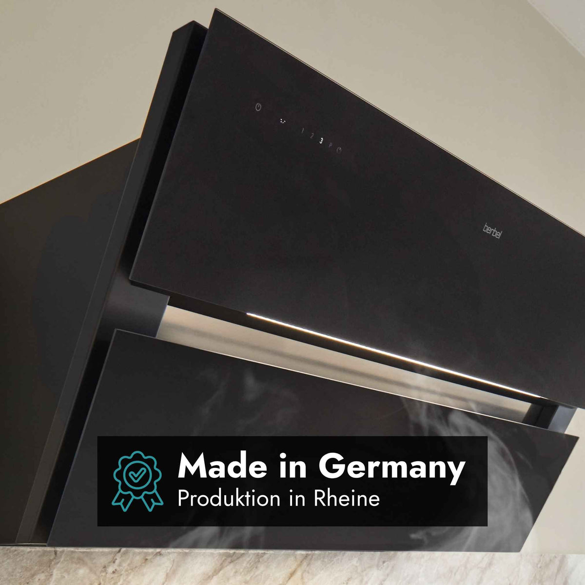 Berbel Shapeline BKH SL Kopffreihaube in Schwarz mit beleuchtetem Wraseneinzug und Hinweis auf Made in Germany sowie Produktion in Rheine.