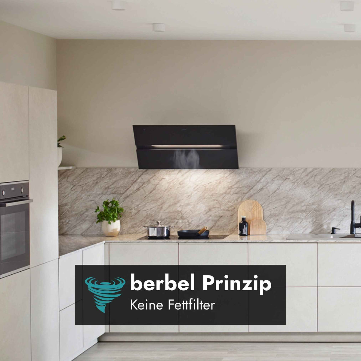 Berbel Shapeline BKH SL Kopffreihaube in Schwarz in moderner Küche mit Hinweis auf das filterlose Berbel Prinzip.