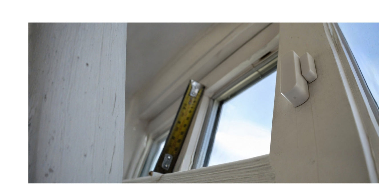 Fenster-Kontaktschalter zur sicheren Steuerung der Dunstabzugshaube bei Abluftbetrieb korrekt am Fensterrahmen montiert