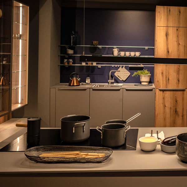 Induktionsfeld reinigen -Kueche mit Induktionskochfeld