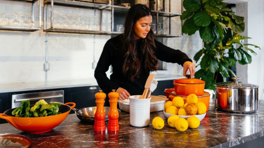 Energie - Frau in einer Küche am Kochen